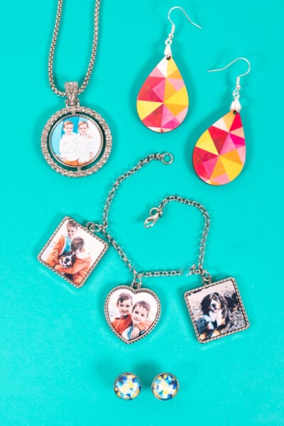 All pieces of jewelry made in this tutorial on a teal background
